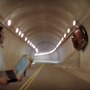 猛スピードでトンネルを一回転するメルセデス・ベンツ…CGじゃない！？