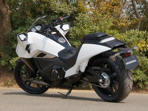 DCT搭載、アメリカンバイク意識した骨太マシン…ホンダ NM4-01 画像