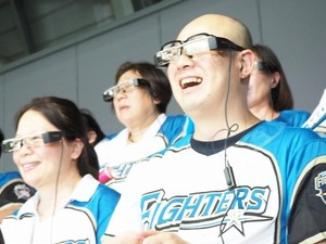 スマートグラスを着けながら野球観戦、日ハムとエプソンが共同実験 画像