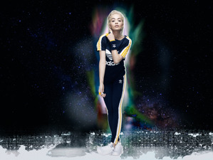 アディダスオリジナルス、宇宙服をイメージしたコレクション…リタ・オラとコラボ 画像