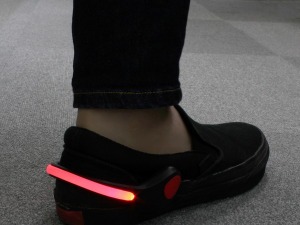 夜道でのランニングに！ 赤く光る「シューズ用LEDセーフライト」 画像