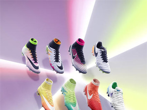 プロも着用開始、ナイキ フットボール「ラディアント リビール パック」 画像