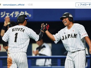 侍ジャパン、清田育宏を迎える平田良介の笑顔を公開 画像