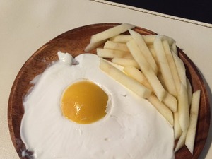ジャイアンツに所属するあの人の奥さんが作ってくれた目玉焼き。レンジでチンしたら変な匂いが…？ 画像