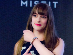 ミスフィットがアクセサリー感覚のウェアラブル「レイ」発表…バンドアレンジも可能 画像