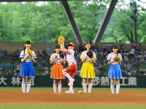 私立恵比寿中学＆本田紗来、セパ交流戦セレモニアルピッチに登場 画像