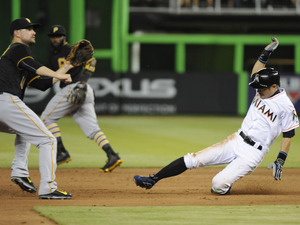 イチロー、2安打と日米通算700盗塁…守備でも美技を披露 画像