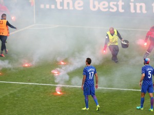 EUROでクロアチアサポーターが発煙筒、爆竹の投げ入れ…選手は失格も覚悟 画像