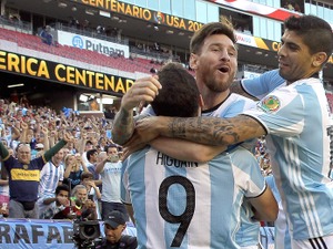 チリが7点差の大勝、アルゼンチンはメッシのメモリアル弾でコパ・アメリカ4強入り 画像