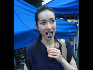 荒川静香、ケーキポップを大きな口でパクリ…「タクシー待ってる間に３つ」 画像