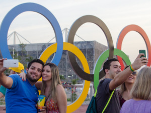 【リオ2016】セルフィーを楽しむ観客たち…五輪マークは人気撮影スポットに 画像