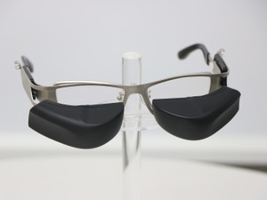 メガネスーパー、メガネ型ウェアラブル端末「b.g.」を発表 画像