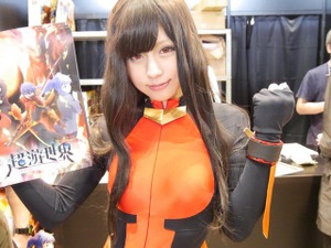 コミケ91の企業ブースを彩った美女たちを写真100枚でご紹介 画像