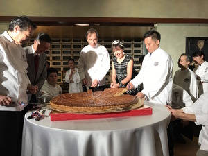 パイ菓子「ガレット・デ・ロワ」の中に人形を見つけると、王や王妃になれるのだが… 画像