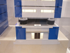 【震災対策技術展 大阪】東洋ゴム化工品、多彩な免震ゴムのバリエーションを展示 画像