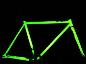 ライトをつけるくらいなら、フレームごと光らせてみた。太陽光を蓄えるエコ性能 画像