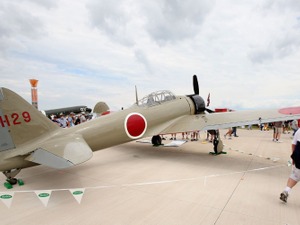 零戦とDC-3が東京湾上空で展示飛行…レッドブル・エアレース千葉 画像