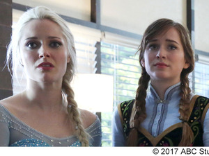 実写のエルサは“ありのまま”じゃいられない!?　姉妹愛が胸打つボーナス映像到着 画像