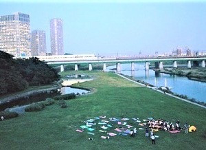 大人から子どもまで参加できるヨガの日イベント「水辺ヨガ 二子玉川」開催 画像