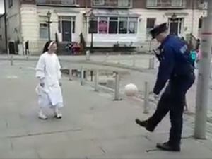 【動画】修道女と警察官がリフティングを披露し合う姿が微笑ましい 画像