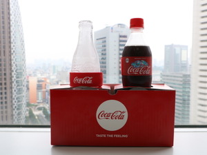 氷の「コカ・コーラ」ボトルが届く「コーク便」が編集部にやってきた！ 画像