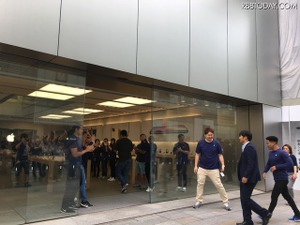 ついにiPhone 8/8 Plus発売！銀座Apple Store前には60人の行列 画像