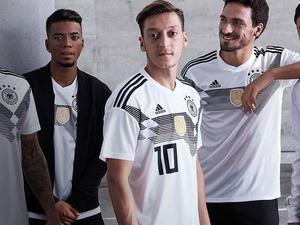 胸のバッジは渡さない！連覇を狙うドイツ代表がW杯ユニフォームを発表 画像