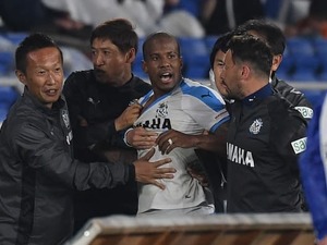 【動画】磐田DFが横浜FM戦で暴力事件！名波監督が謝罪「スポーツ選手としてあるまじき行為」 画像