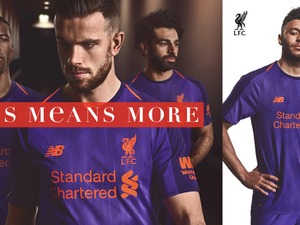 リバプールFC、ディープバイオレットを採用したアウェイユニフォームを発表 画像