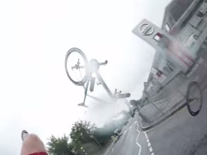 自転車が車と衝突して奇跡的な結末。カメラがとらえた決定的瞬間 画像
