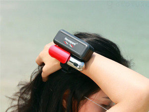 マリンスポーツでの溺れを防ぐ「膨脹式ウォーター・ブレスレット」発売 画像