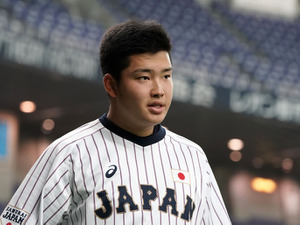ヤクルト・村上宗隆が奥川恭伸に“ドッキリ” 画像