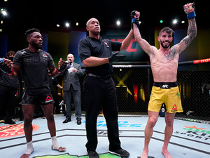 【格闘技】マネル・ケイプがUFC2連敗、僅差の判定敗けに不満の表情 画像
