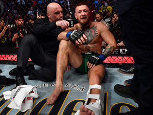 【格闘技／UFC】マクレガー、左足首がグニャリ……骨折でドクターストップ負け　ポイエーにリベンジならず 画像