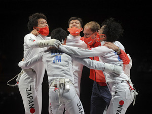 【東京五輪／フェンシング】日本が男子エペ団体で悲願の金メダル「これが夢じゃないことを祈っている」 画像