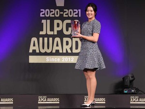 【ゴルフ】「4冠」稲見萌寧、ミニワンピで会場魅了　JLPGAアワード後は練習へ 画像