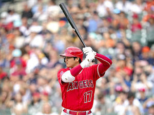 【MLB】自打球で悶絶する大谷翔平に敵地ファンの声援　さらに恵みの雨の予報 画像