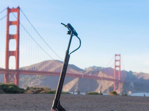 「大人のためにデザインされた」折りたたみ電動スクーター 画像