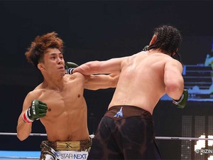【RIZIN.43】“親友対決”で流血ストレートと非情のサッカーボールキック　新居すぐるが飯田にKO勝ち　「健夫、愛してるぞ！」 画像