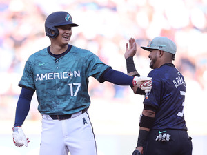 【MLBオールスター2023】大谷翔平、二塁上での“ナ・リーグ首位打者”との交流に注目　代打送られ球宴初本塁打はお預け 画像