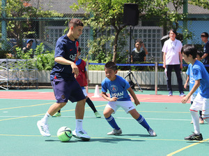 パリ・サンジェルマンがサッカー教室開催　スペイン代表MFや守田英正の“元相棒”が熱血指導　8月1日にはインテルと対戦 画像