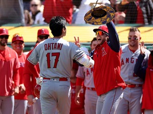 【MLB】「容赦なく相手に攻撃」と大谷翔平、マイク・トラウトのアベック弾にネビン監督ご満悦 画像