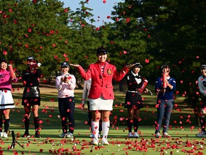 「すごいうれしい」山下美夢有が大会連覇＆史上8人目の2季連続年間女王の偉業達成　ツアーチャンピオンシップリコーカップ最終日 画像