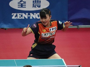 張本美和、昨年準優勝の木原美悠に“ストレート”でベスト4進出　ジュニアとの二冠へさらに前進【全日本卓球】 画像