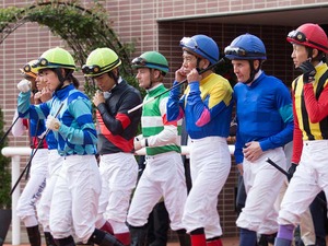 サウジ国際競走で日本人騎手が「計6日間」の騎乗停止処分　坂井瑠星騎手がムチの使用回数超過など 画像