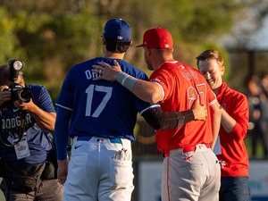 【MLB】大谷翔平とトラウトが再会の熱い抱擁、笑顔で談笑する姿にファン感激「泣けてくる」 画像