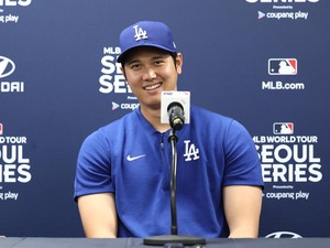 【MLB】大谷翔平、ベッツらド軍の豪華スターに水原一平通訳も家族でリラックス　専属カメラマンが“食事会ショット”公開 画像