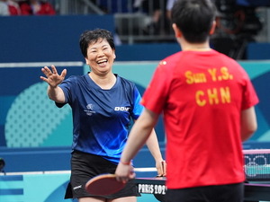 女子卓球の絶対女王・孫穎莎が61歳レジェンドと見せた友情　中国メディアが“38歳差対決”に脚光「勝ち負けは重要ではない」【パリ五輪2024】 画像