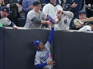 【MLB】ヤンキースファンが前代未聞の愚行、ベッツの捕球をグラブ掴んで妨害　米メディア憤慨「こんなことは許されない」 画像