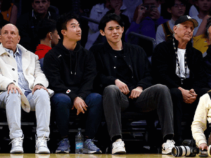 【MLB】佐々木朗希が八村塁と一緒に“LAポーズ”披露　“キング”レブロン・ジェームズと言葉を交わし、握手も　レイカーズ戦を生観戦 画像